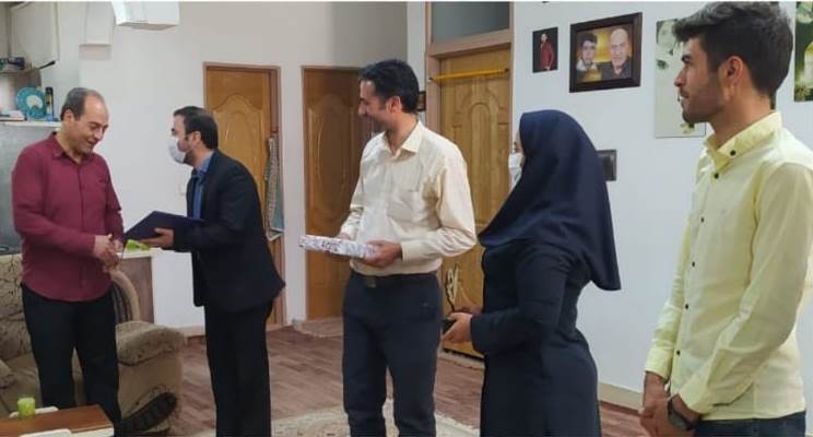 اهدای نشان فداکاری به خانواده اهداکننده عضو توسط واحد گلپایگان