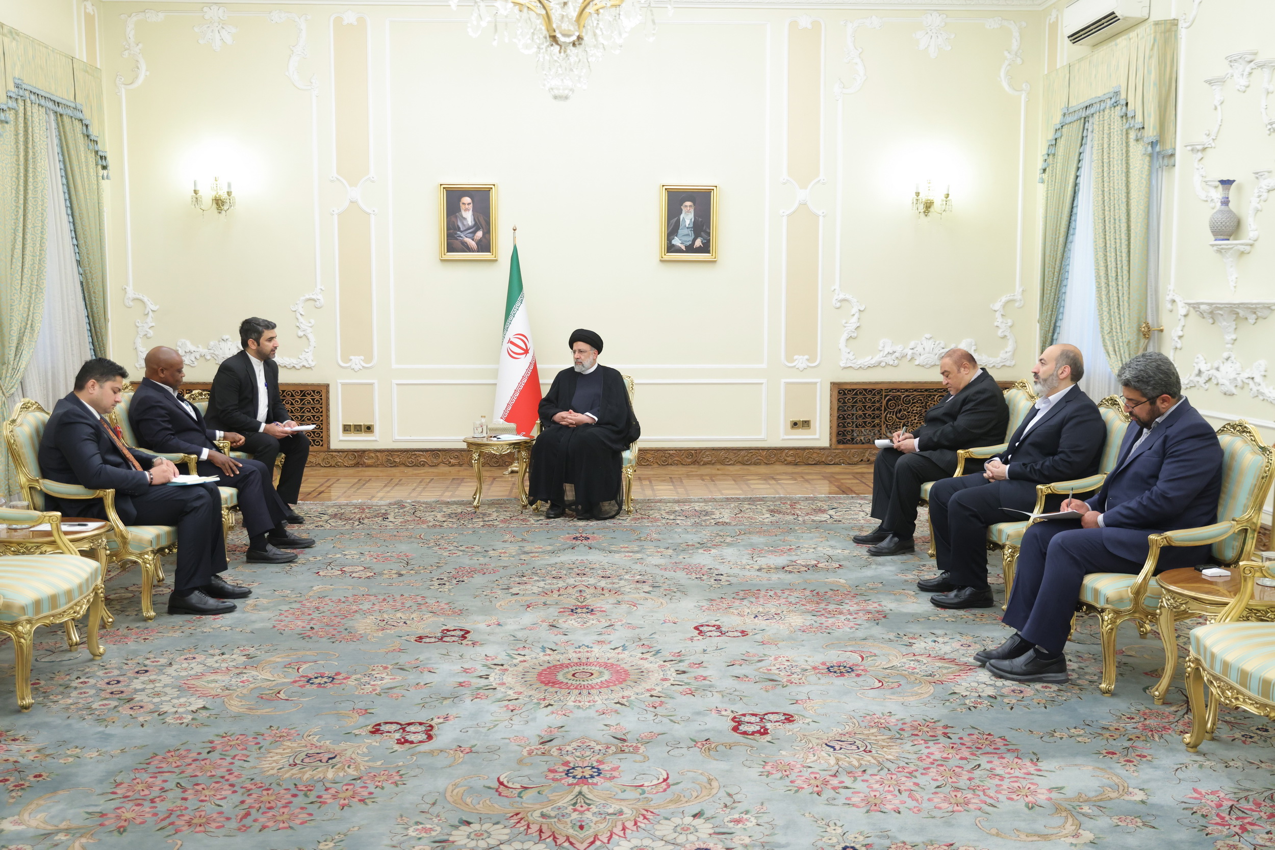 رئیسی دی 8