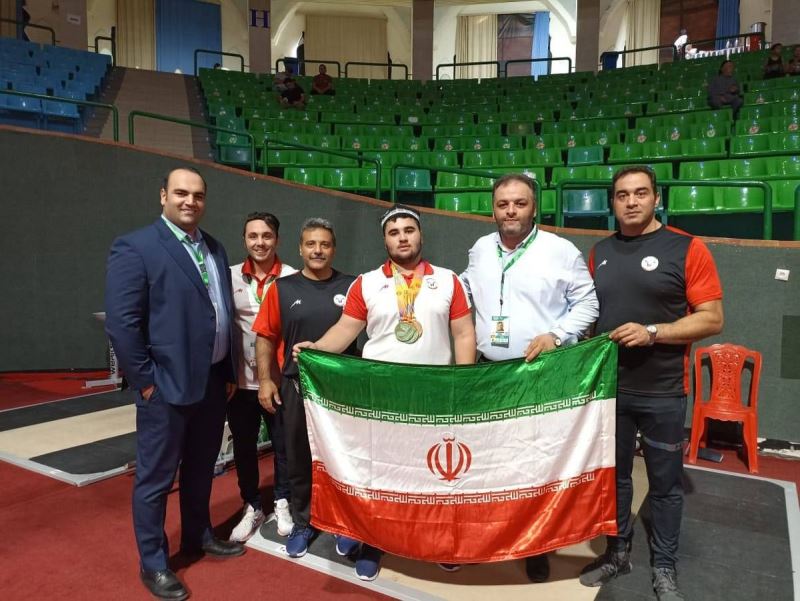 سه مدال طلا بر گردن دانش آموز سما اردبیل