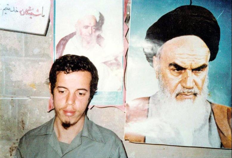 حسن_باقری_در_کنار_عکس_امام_خمینی.jpg
