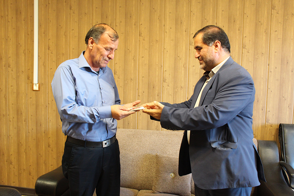 head-of-the-islamic-azad-university-of-qom-province-honored-with-the-service-of-the-retired-university-staff-and-was-honored-with-the-donation-of-gifts (1).JPG
