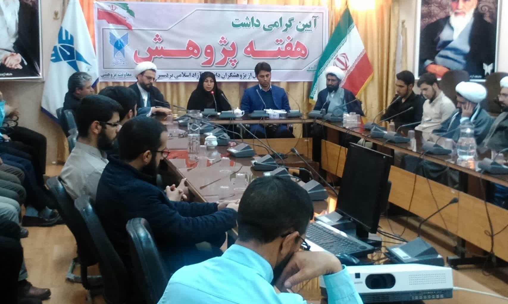 بازدید طلاب حوزه علمیه از دانشگاه آزاد اسلامی بردسیر 4.jpg