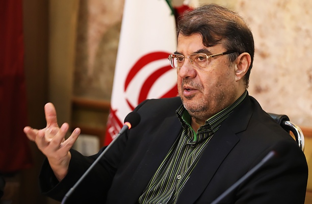 دکتر-سیدحمید-طالب-زاده-و-کتاب-اخیرش.jpg