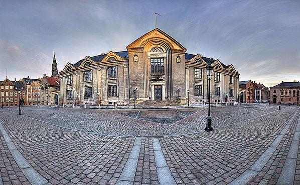 800px-University_Main_Building.jpg