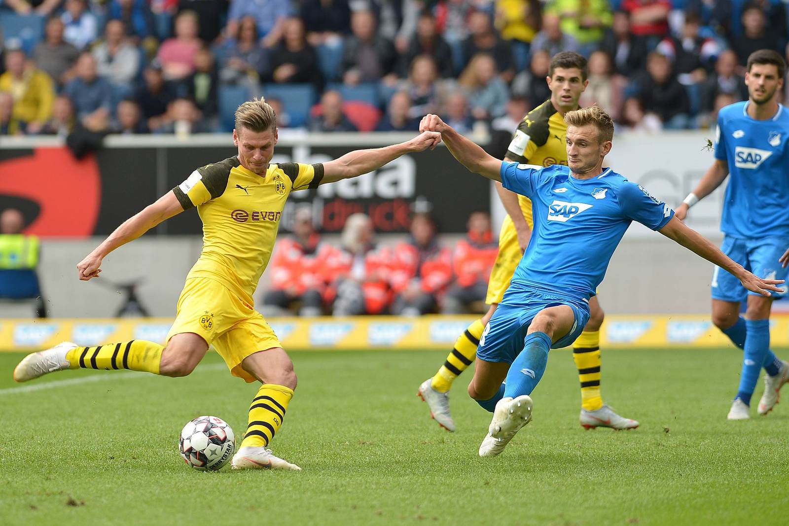 lukas-piszczek-stefan-posch-bvb-hoffenheim-07-02-2019-imago-DeFodi-36649284h.jpg