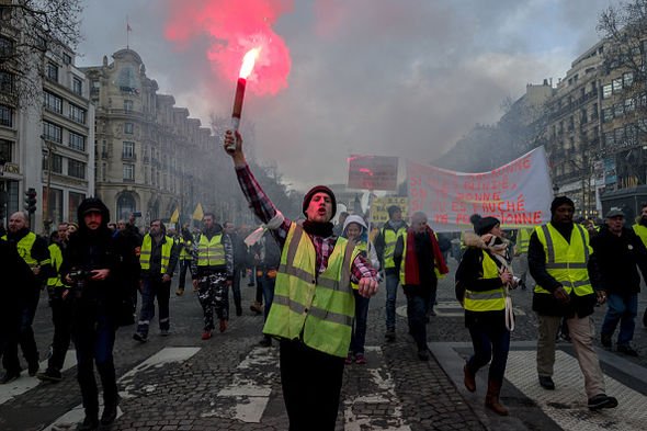 yellow-vests-1741289.jpg