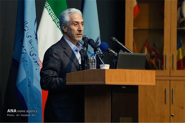وزیر علوم سخنرانی.jpg