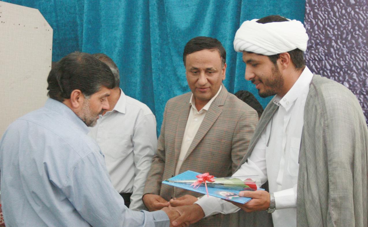 تجلیل دانشگاه آزاد اسلامی بردسیر از خدام امامزاده سید محمد-س 1.jpg