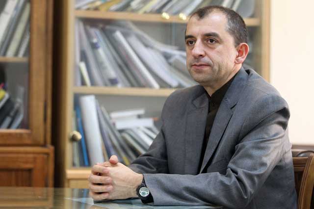 dr-mehdi-zareyi-ostad-zelzeleh-shenasi.jpg