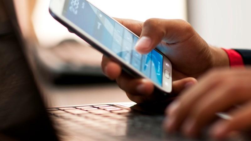 Hand_holding_smartphone_thumb800.jpg