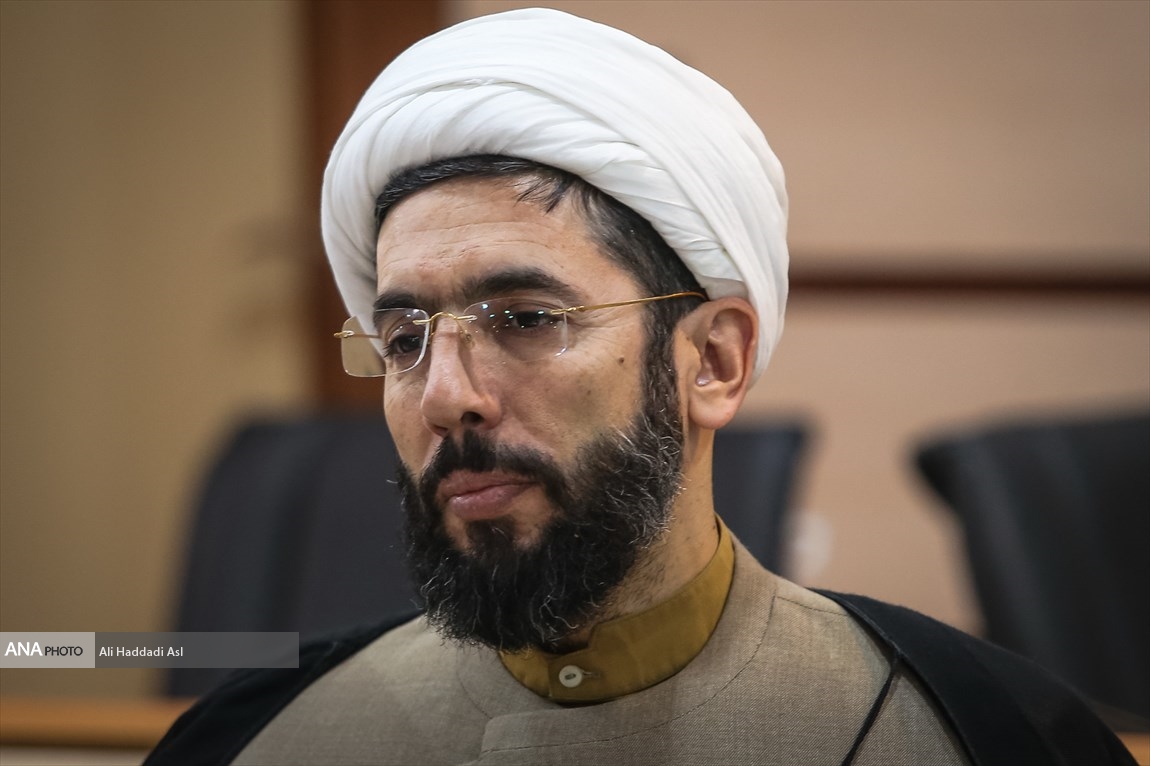 رستمی با لوگوی آنا2.jpg
