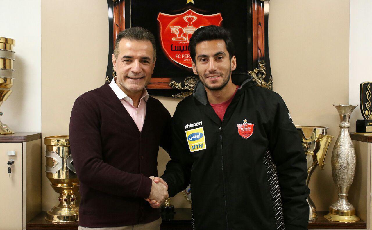 مهدی شیری، مدافع راست پرسپولیس در پی توافق با محمدحسن انصاری فرد، قراردادش را به مدت یک فصل دیگر با این تیم تمدید کرد..jpg