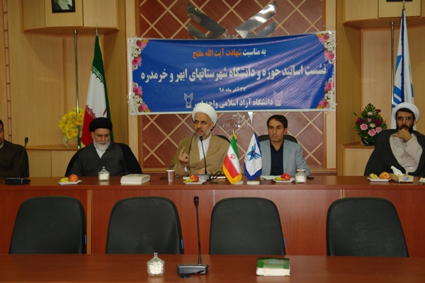 حوزه و دانشگاه دو مرکز مهم تربیت متخصص در جامعه هستند