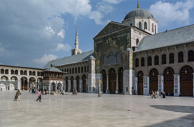 800px-Courtyard2(js).jpg