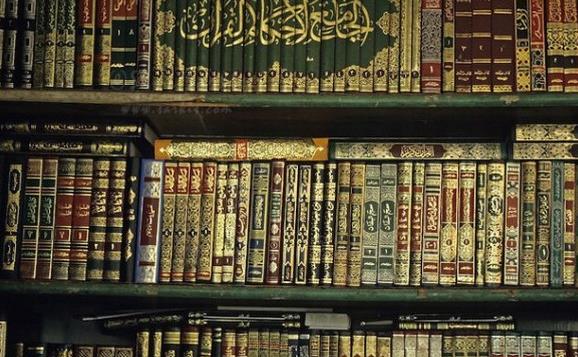 rf-arabic-writing-books-bookshelf-row-syr100-e1442700696556-710x434.jpg
