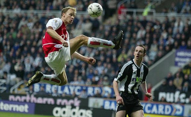 bergkamp-statue-pose.jpg