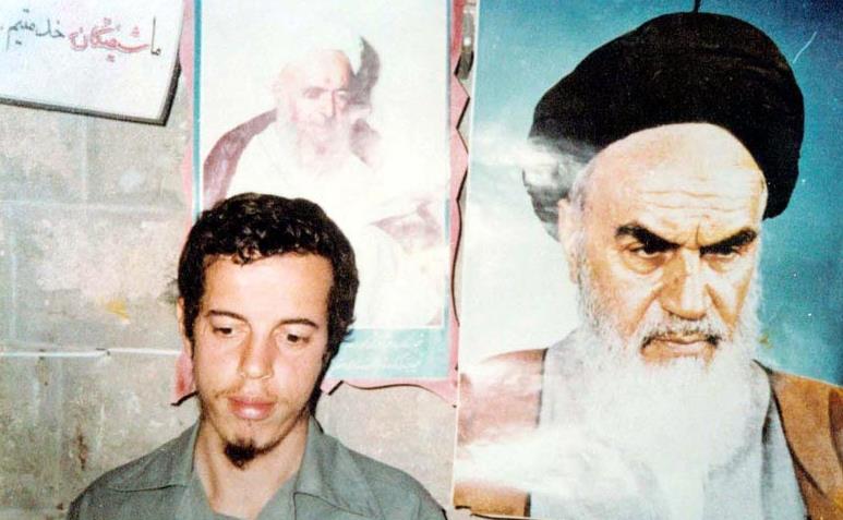 حسن_باقری_در_کنار_عکس_امام_خمینی.jpg