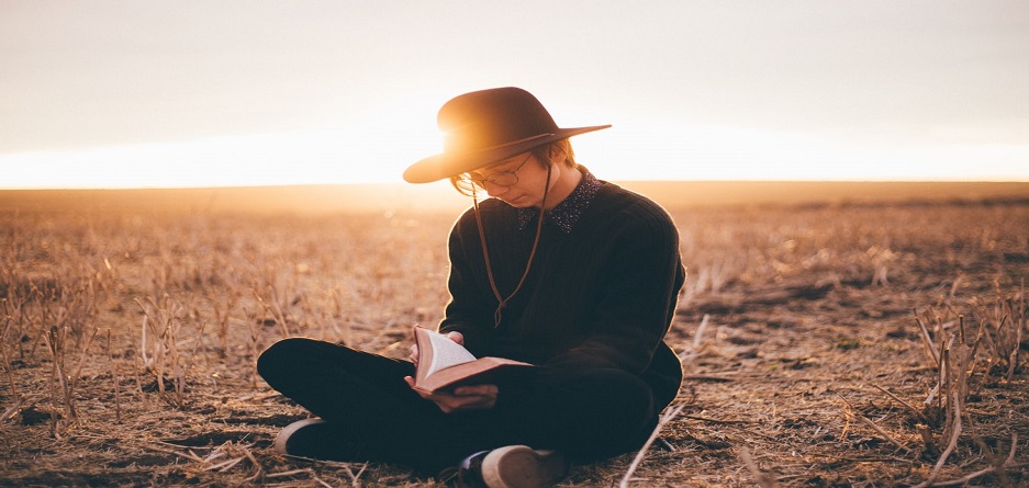reading-books-at-desert.jpg