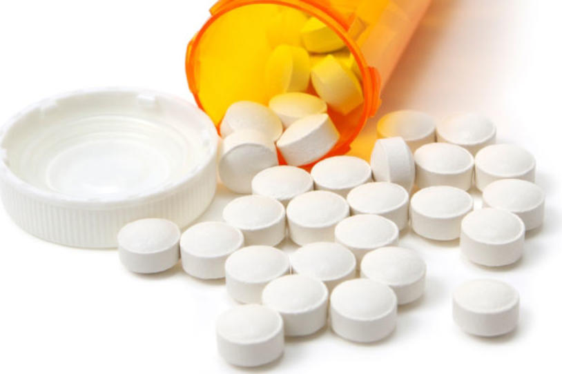 Pills-spilling-out-of-bottle-generic_10.jpg