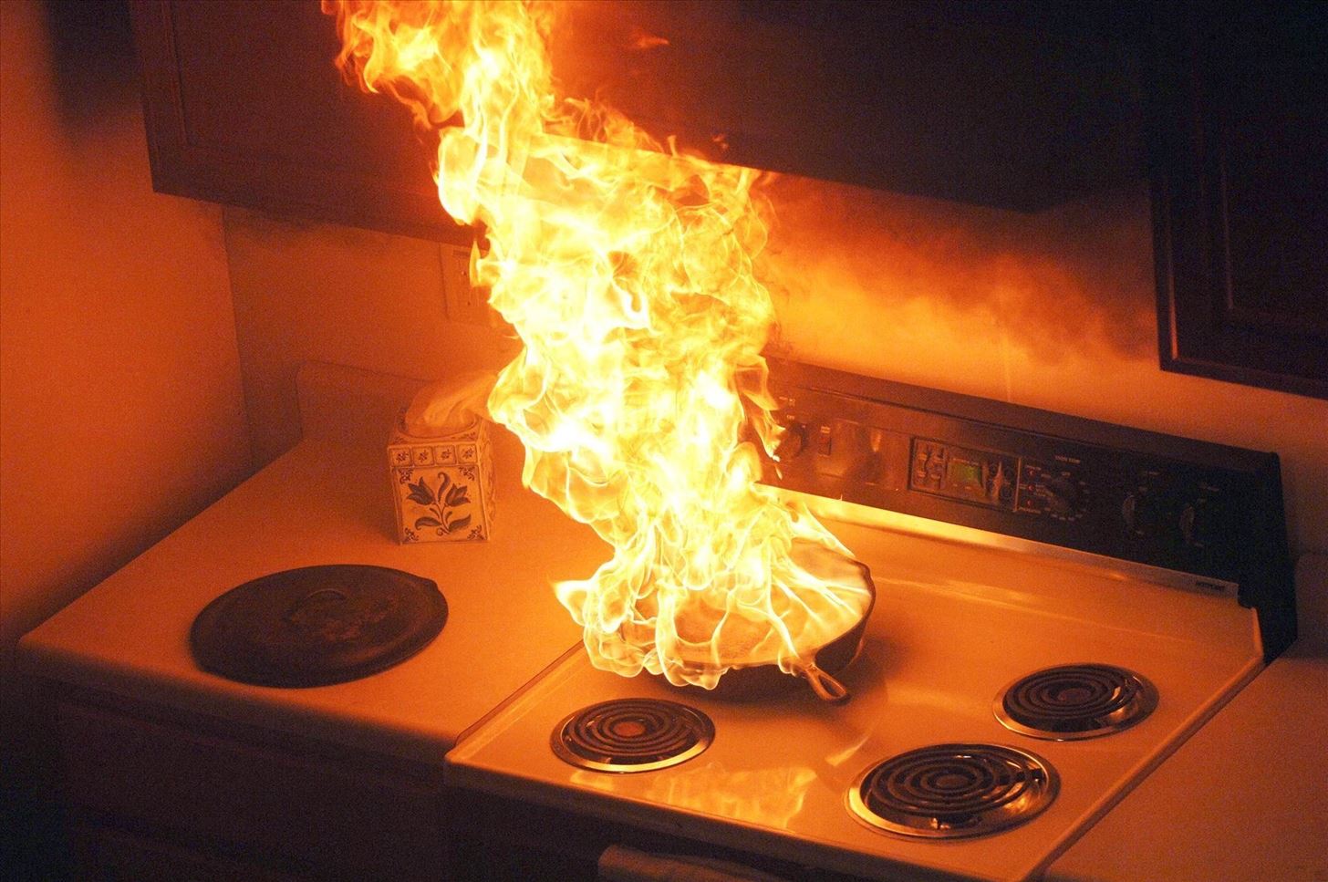 safely-put-out-grease-fire-and-prevent-them-altogether.w1456.jpg