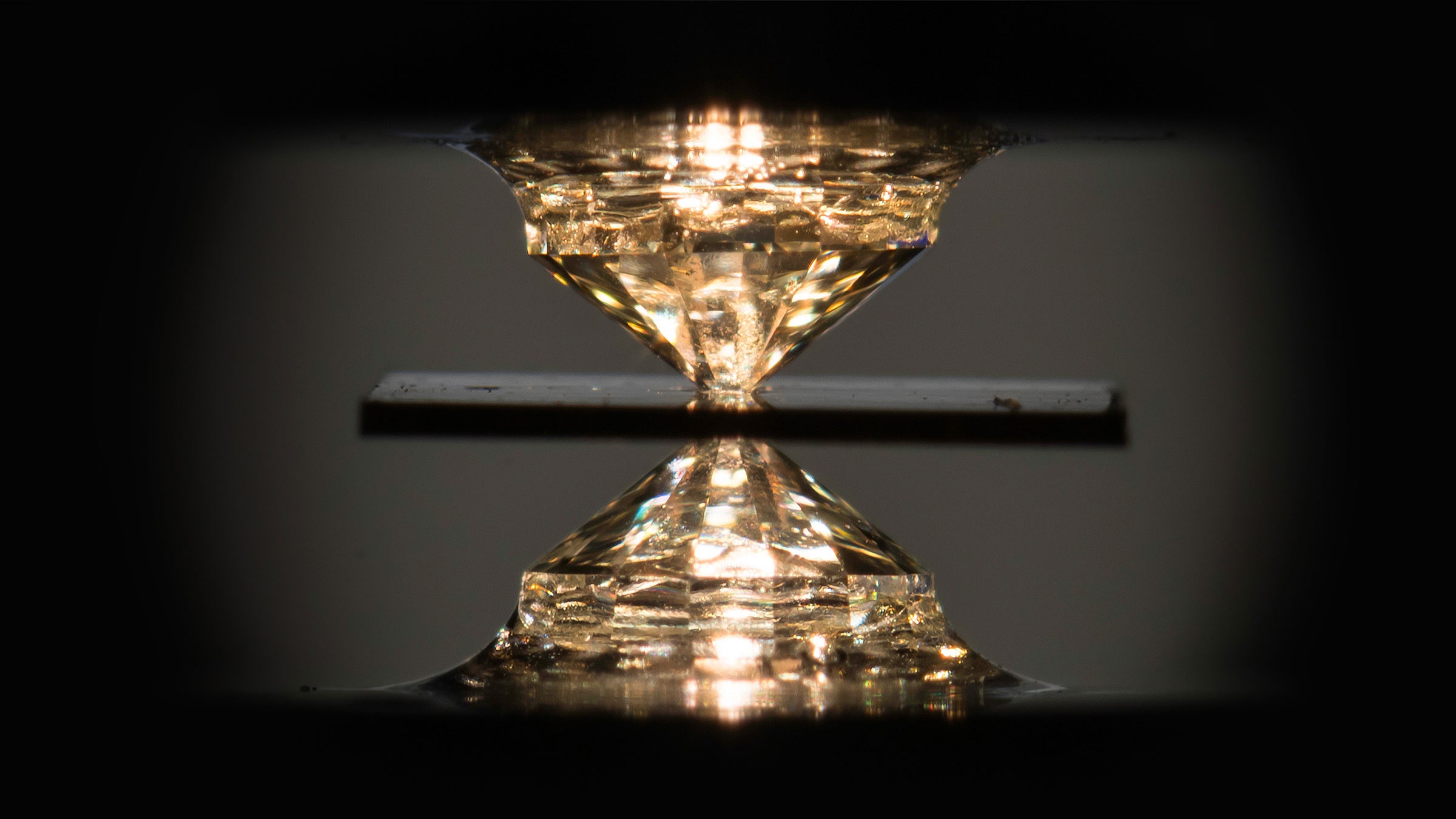 Science_QUANTA_diamond_anvil_2880x1620_Lede.jpg