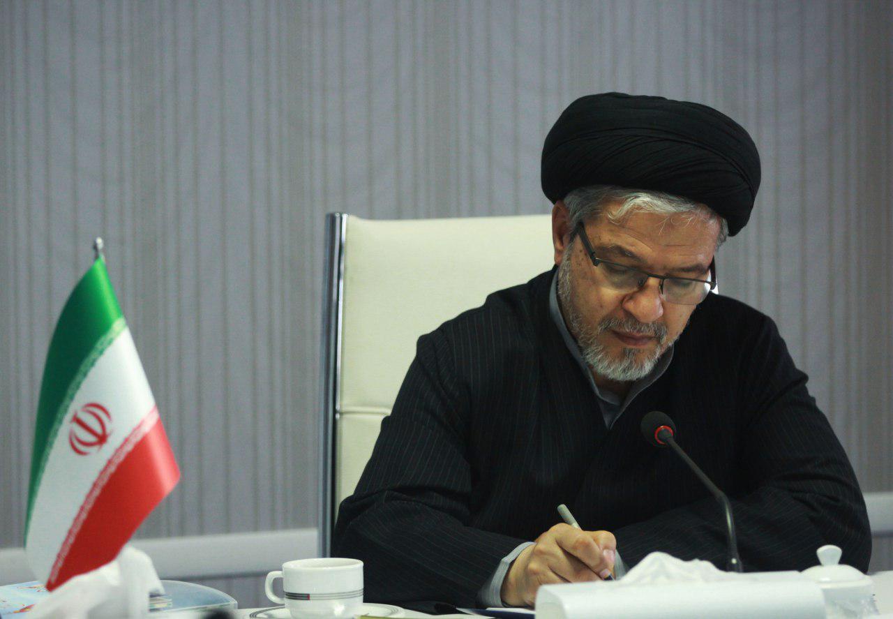 عاملی در حال نوشتن.jpg