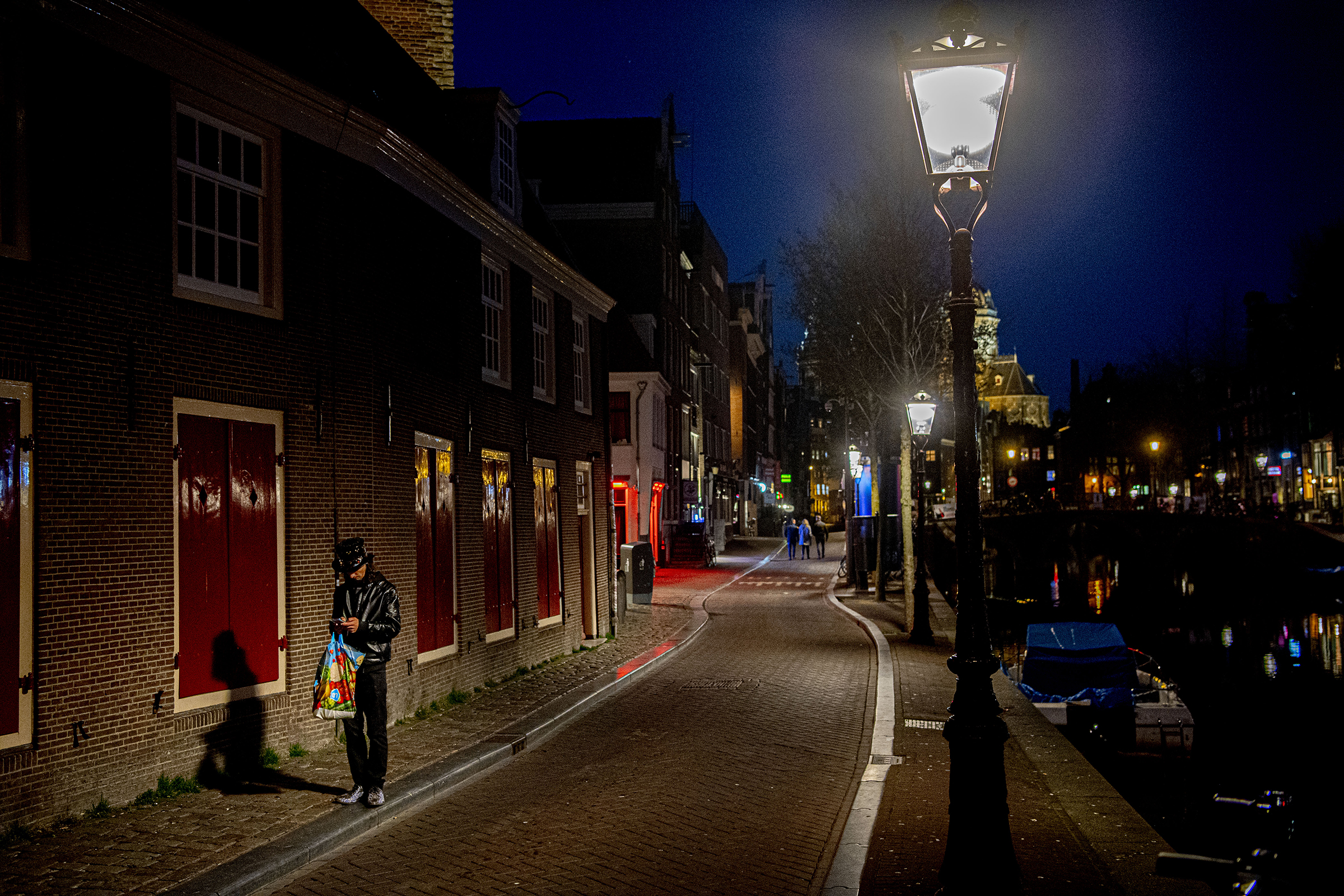 amsterdam-red-light-covid-02.jpg
