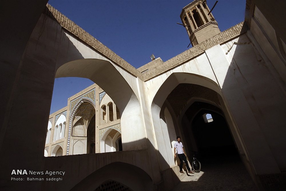 مسجد و مدرسه آقا بزرگ کاشان