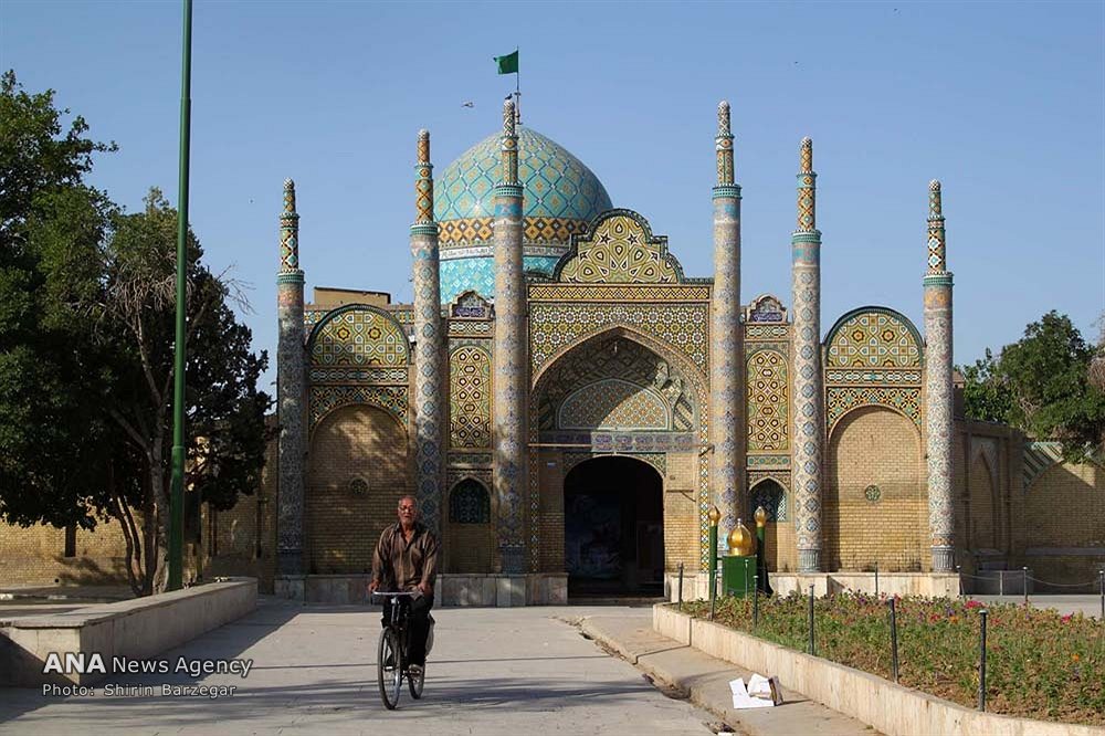 غبارروبی امامزاده حسین قزوین در آستانه ماه مبارک رمضان