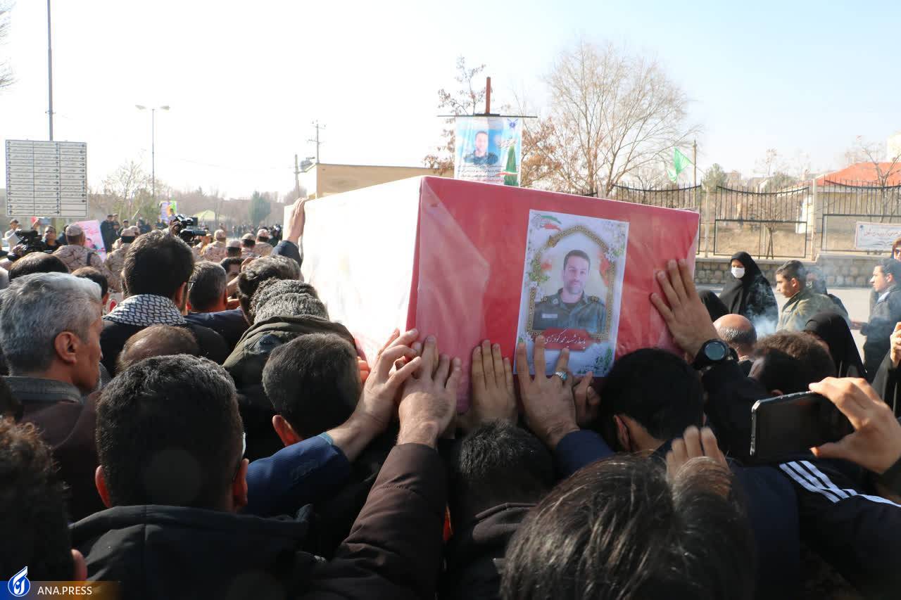 تشییع پیکر مطهر شهید امنیت روی دست دانشگاهیان تشییع پیکر مطهر شهید امنیت روی دست دانشگاهیان