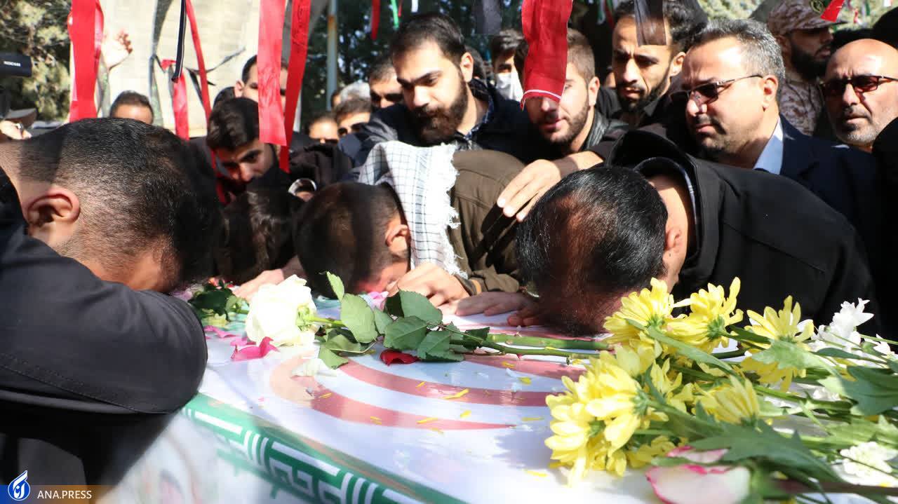 تشییع پیکر مطهر شهید امنیت روی دست دانشگاهیان تشییع پیکر مطهر شهید امنیت روی دست دانشگاهیان