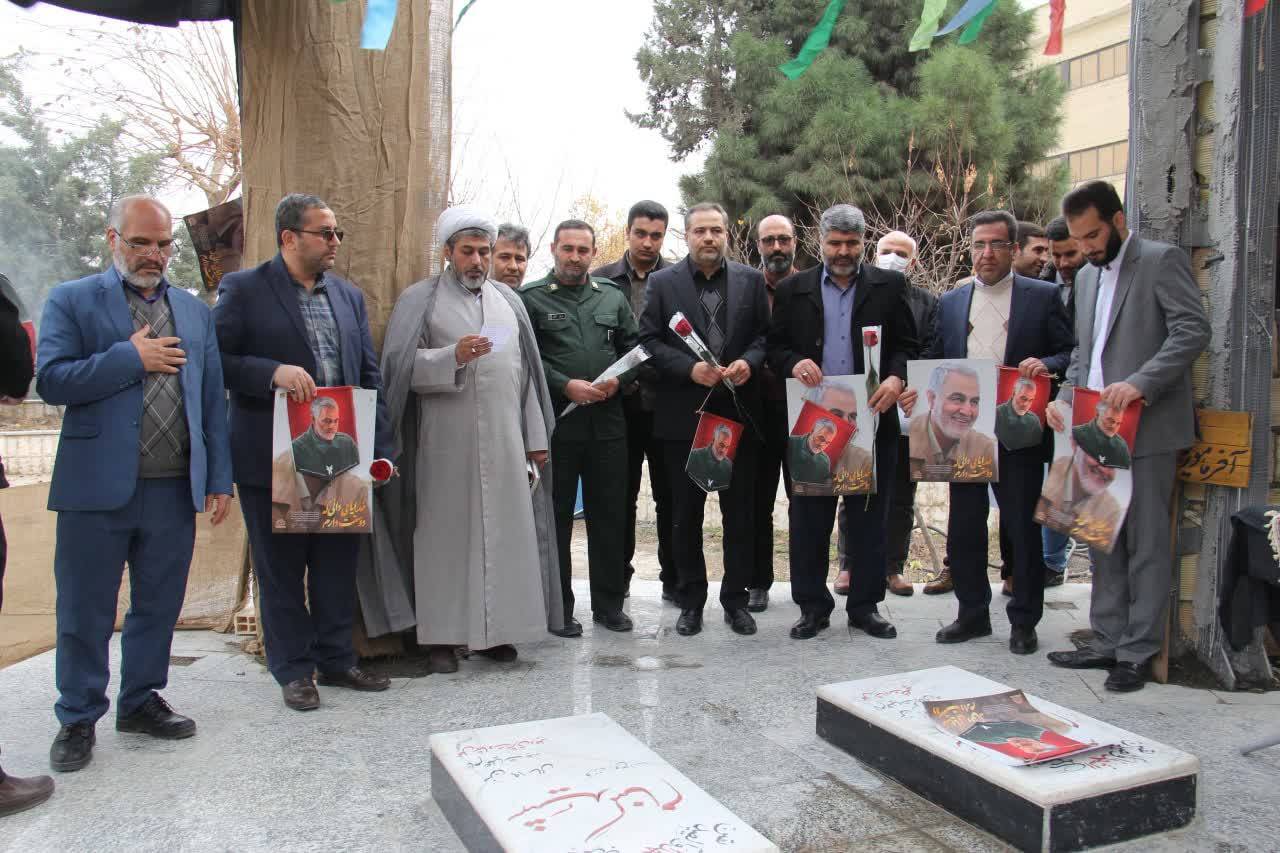 یادواره تدفین ۲ شهید گمنام دانشگاه آزاد اسلامشهر برگزار شد یادواره تدفین ۲ شهید گمنام دانشگاه آزاد اسلامشهر برگزار شد