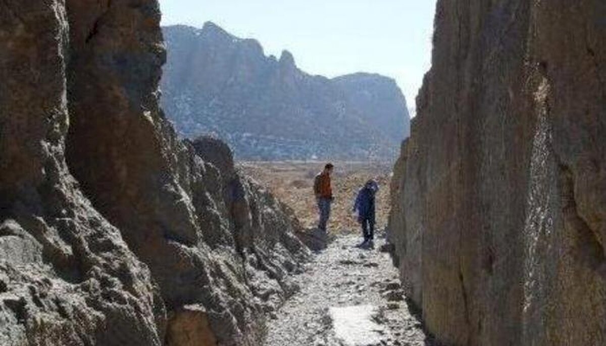 کشف کتیبه سنگی ۱۵۰۰ ساله توسط ۲ کوهنورد در تنگه بلاغی پاسارگاد