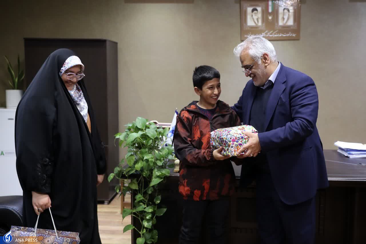 دلجویی دکتر طهرانچی از خانواده شهید مدافع حرم