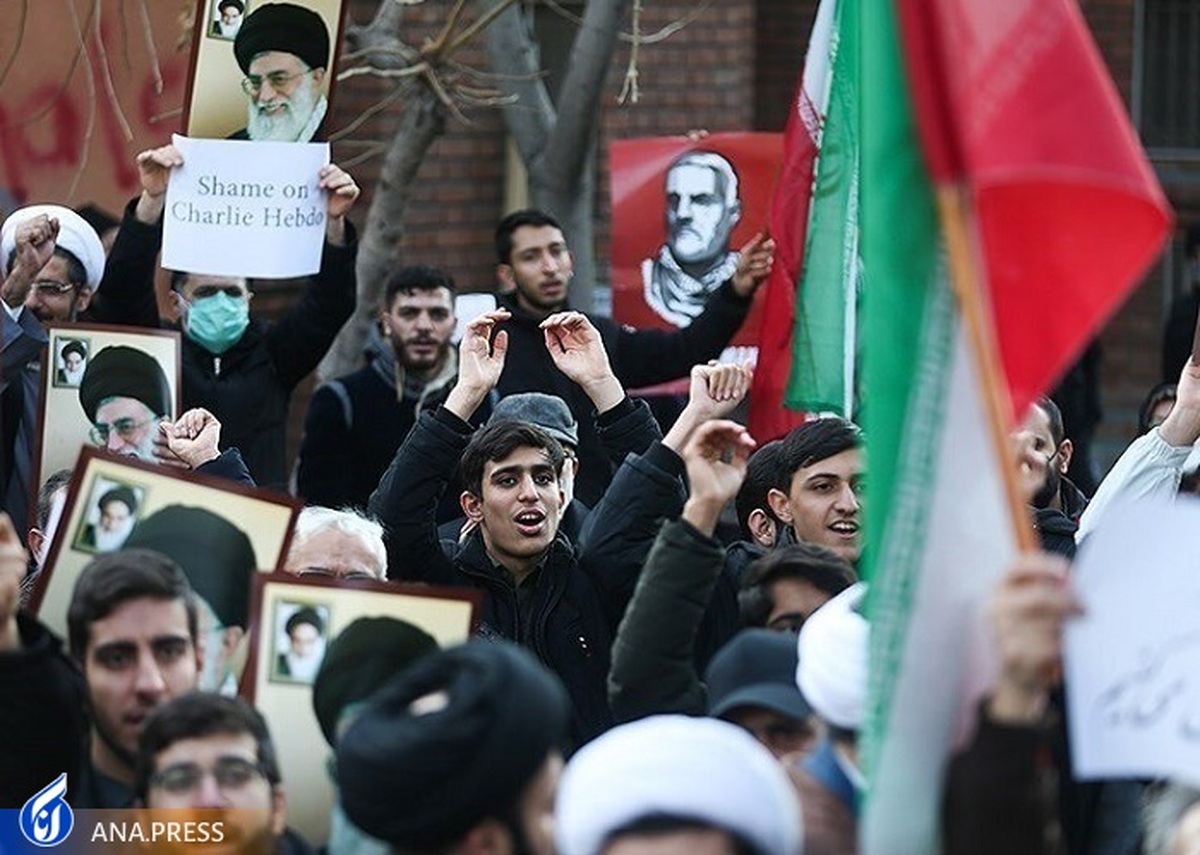 دانشجویان در پی اهانت به ساحت مرجعیت مقابل سفارت فرانسه تجمع میکنند