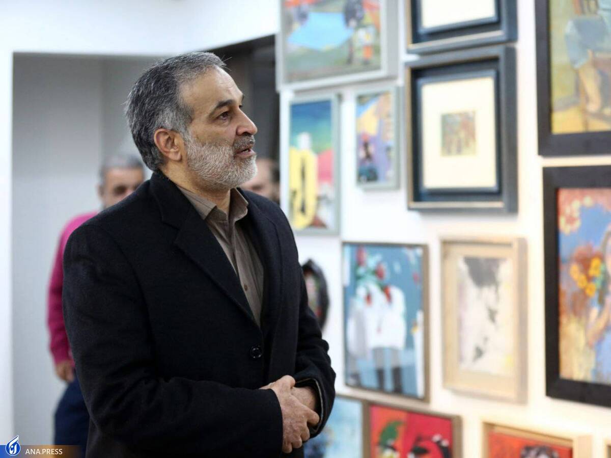 مدیرکل هنرهای تجسمی از نمایشگاه «وان+وان+وان+وان میلیون» بازدید کرد