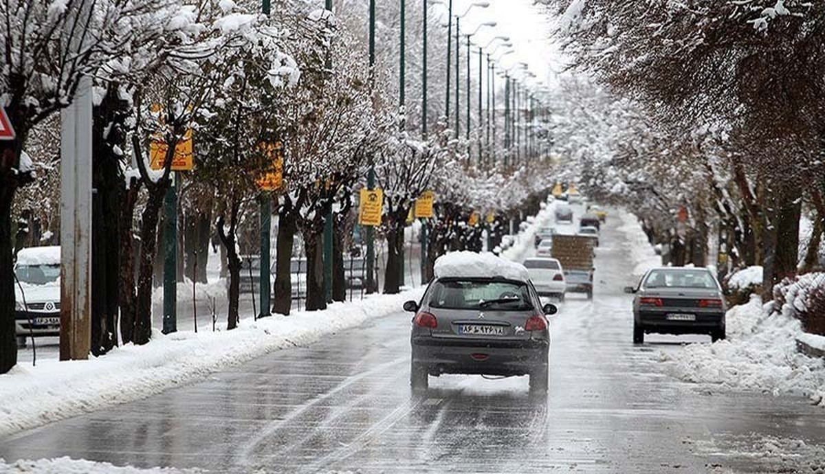 بارش برف و باران در جادههای ۲۱ استان
