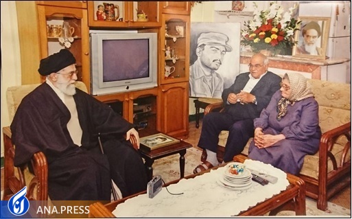 وقتی پدر شهید ارمنی از دیدن رهبر انقلاب شوکه میشود وقتی پدر شهید ارمنی از دیدن رهبر انقلاب شوکه میشود