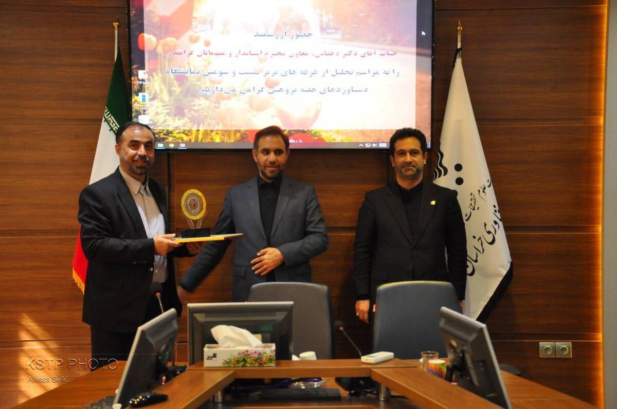 غرفه دانشگاه آزاد در نمایشگاه پژوهش، فناوری و فنبازار خراسان رضوی برتر شد