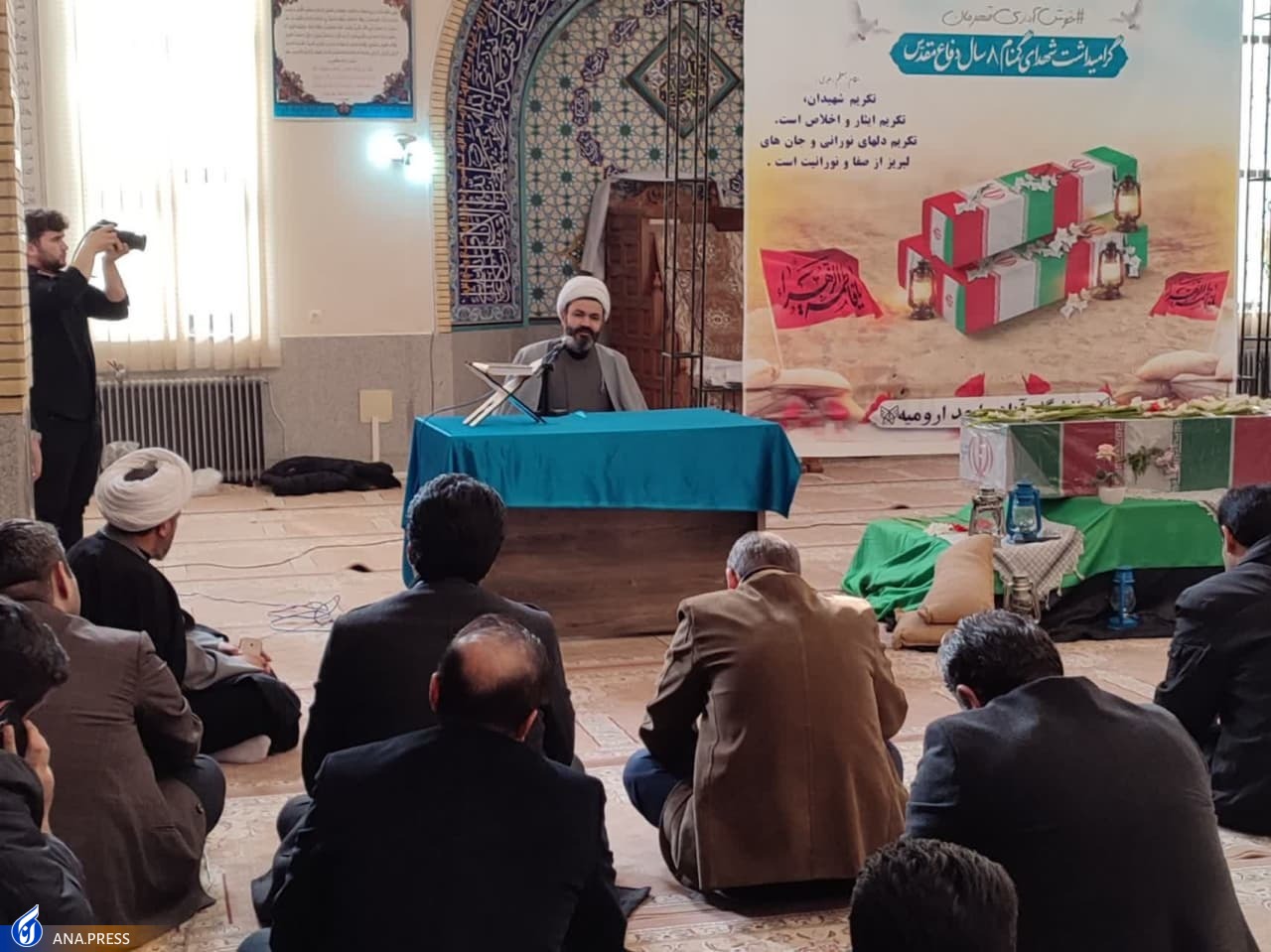 عطر لاله&zwnj;های فاطمی در دانشگاه پیچید + تصاویر