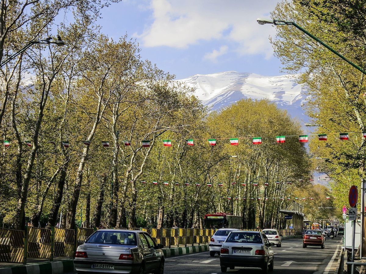 تامین روشنایی ایستگاههای اتوبوس و خط کشی محوری ۲۸هزار متر طول
