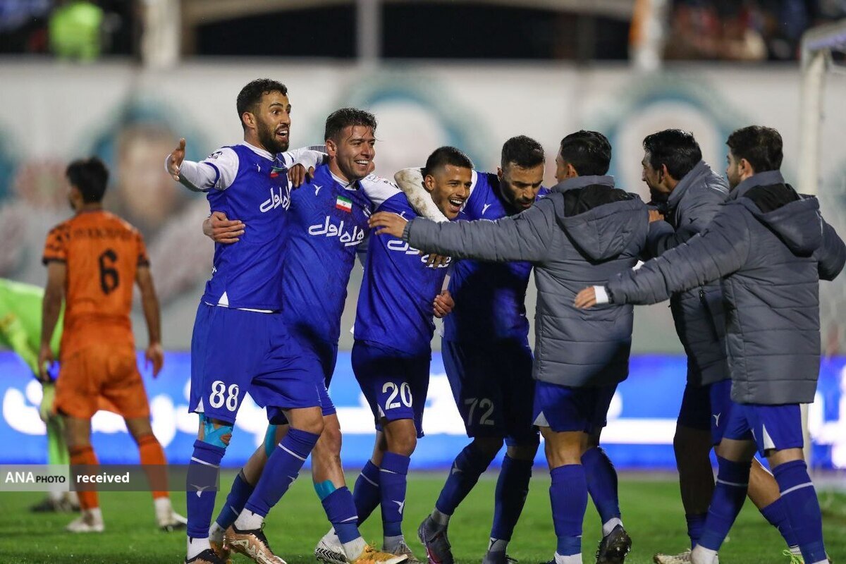 استقلال برنده بازی جنجالی با مس کرمان شد؛ نفس آبیها پشت سر پرسپولیس و سپاهان