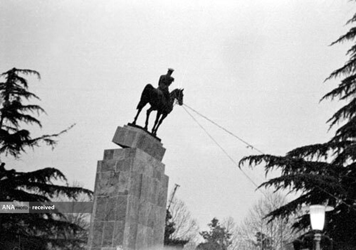رژیم پهلوی چرا ساقط شد؟
