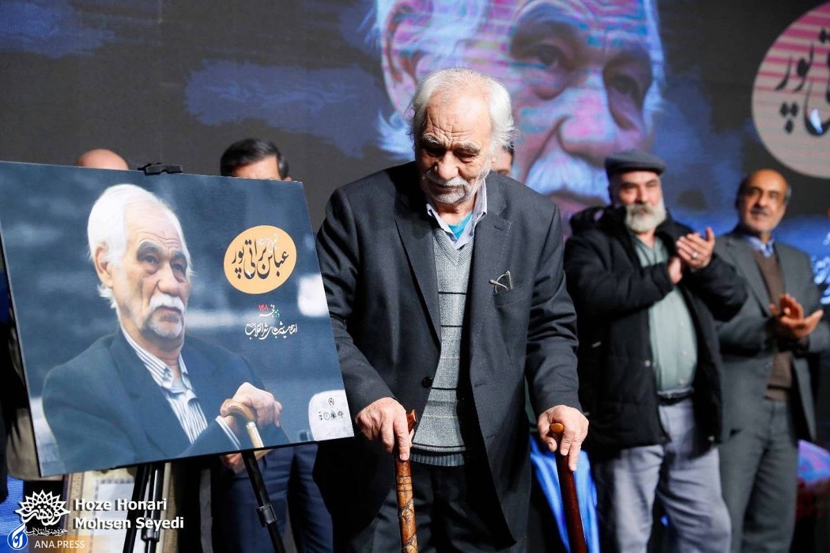 شعرخوانی شاعران مطرح کشور در اختتامیه شبهای شعر انقلاب