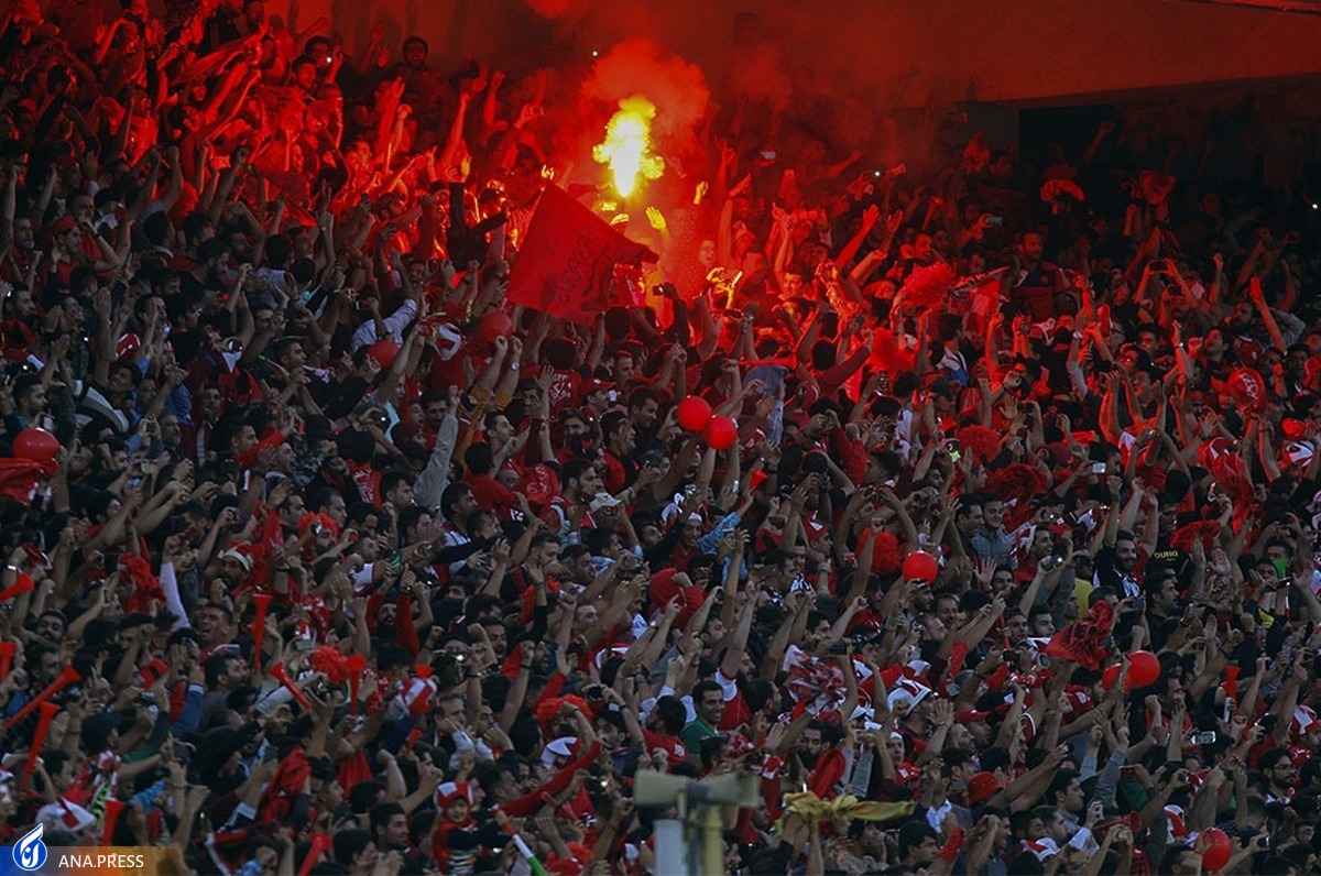 اعتراض شدید هواداران پرسپولیس به بازیکنان+ فیلم