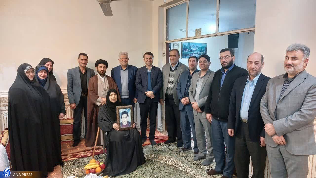 دیدار رئیس مرکز شاهد دانشگاه آزاد با خانواده شهید نوجوان عبدی‌زاده چگونه گذشت؟