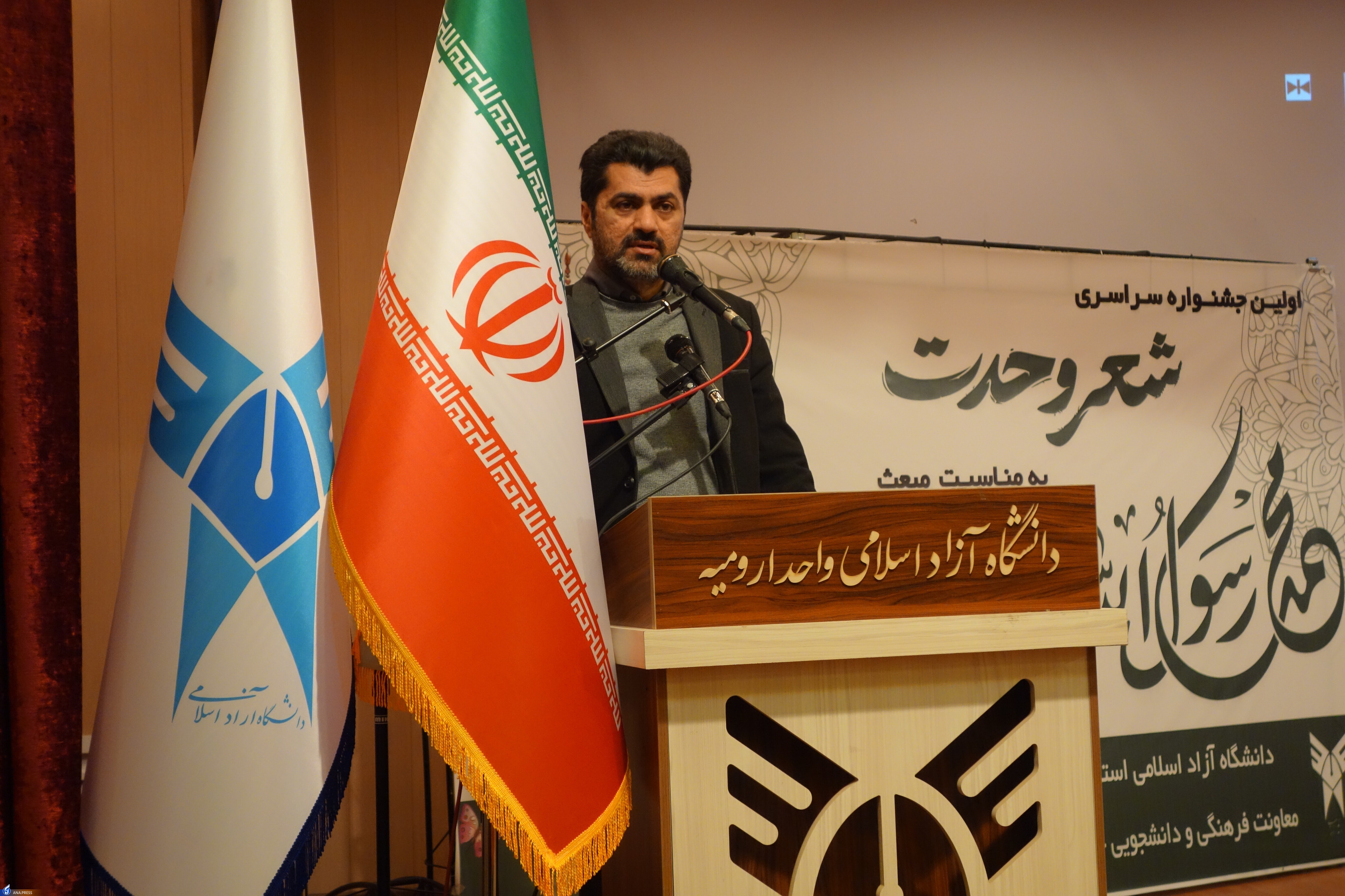 رونمایی از تندیس نخستین جشنواره «شعر وحدت» با تجلیل ۹ اثر برگزیده رونمایی از تندیس نخستین جشنواره «شعر وحدت» با تجلیل ۹ اثر برگزیده