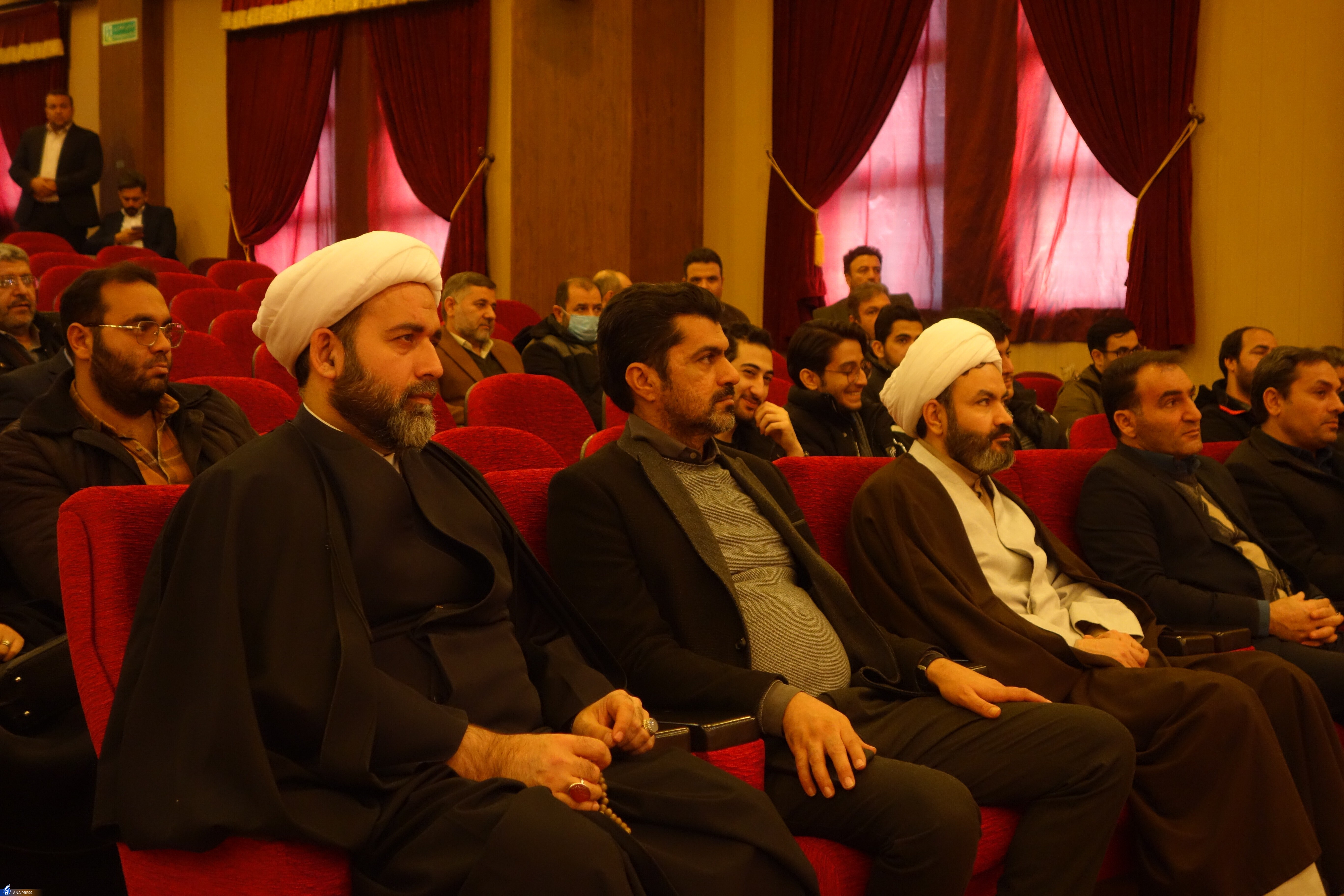 توجه به ابعاد هنرمندانه اسلام، قرآن و وحدت در جشنوارههای فرهنگی هنری توجه به ابعاد هنرمندانه اسلام، قرآن و وحدت در جشنوارههای فرهنگی هنری