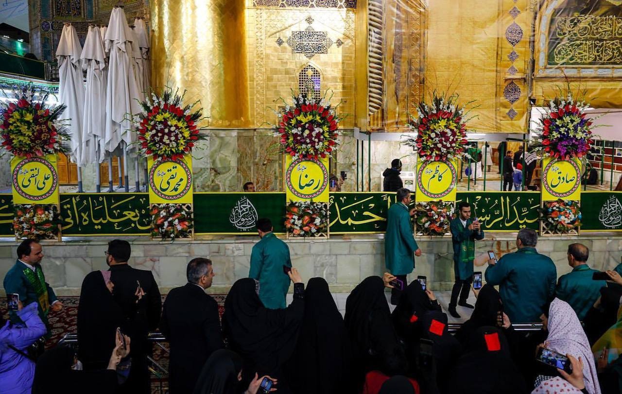 ضریح حرم امام علی (ع) با بیش از ۱۰۰۰ شاخه گل طبیعی تزیین شد+عکس و فیلم ضریح حرم امام علی (ع) با بیش از ۱۰۰۰ شاخه گل طبیعی تزیین شد+عکس و فیلم