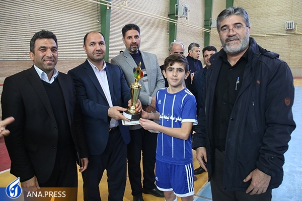 قهرمانی تیم فوتسال مدرسه ابتدایی نیمه&zwnj;شعبان در جشنواره بزرگ دانش&zwnj;آموزی جام فجر